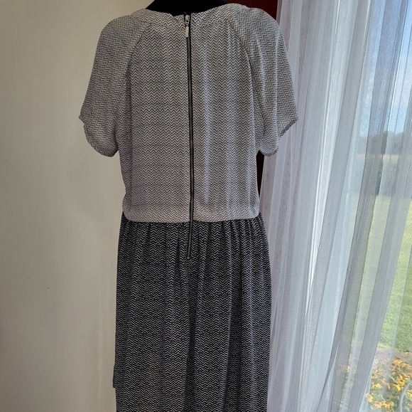 Lorena Rose Two Toned Chevron Patterned Short Sleeve Dress Size 14 - Picture 2 of 9